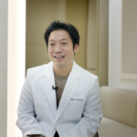치과 인테리어 솔직 후기를 말씀하고 계시는 원장님