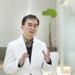 한의원 인테리어 후기를 말씀하고 계시는 다산경희봄한의원 원장님