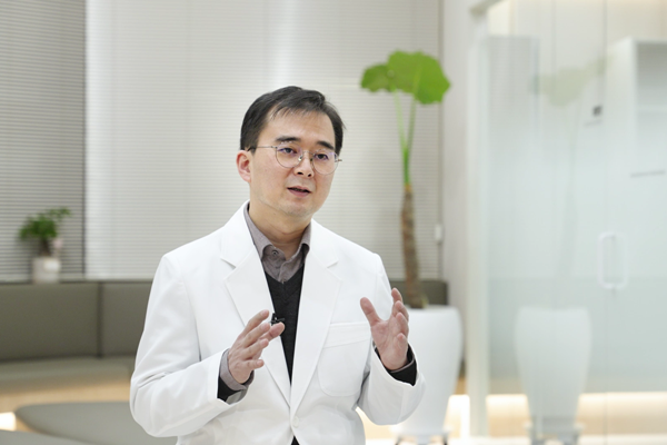 한의원 인테리어 후기를 말씀하고 계시는 다산경희봄한의원 원장님