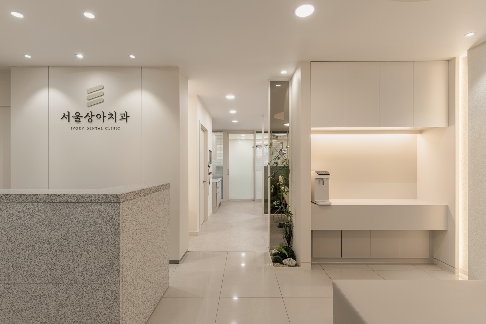 치과 인테리어 시공 사례 - 로비와 복도 조경 (서울 송파구)
