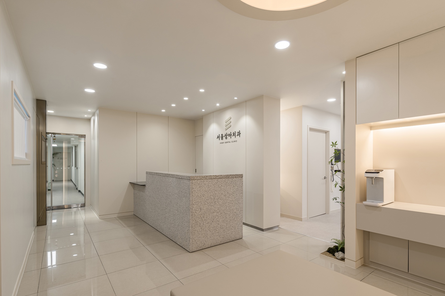 치과 인테리어 시공 사례 - 로비 접수대 (서울 송파구)