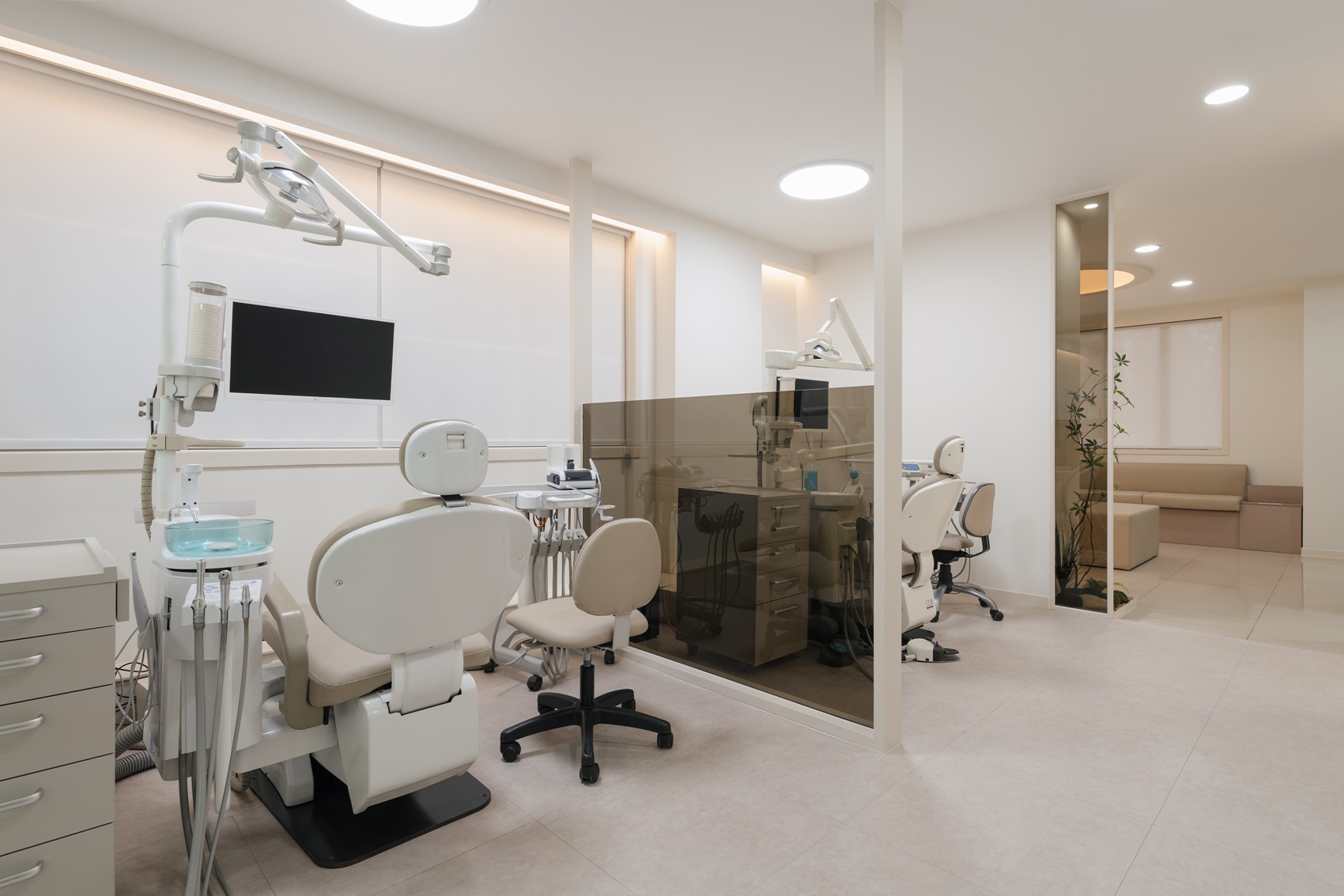 치과 인테리어 시공 사례 - 진료실 유리 파티션 (서울 송파구)