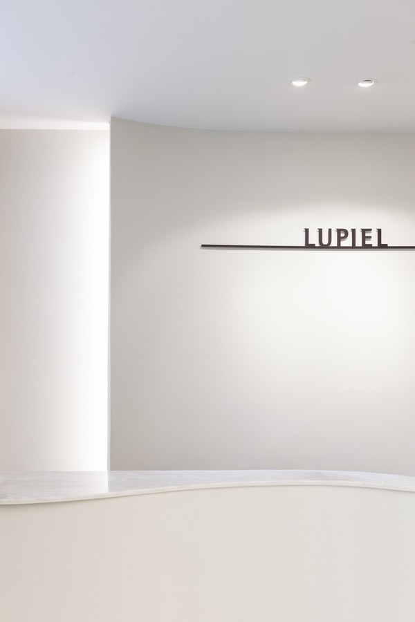 LUPIEL 브랜드 사인 디테일