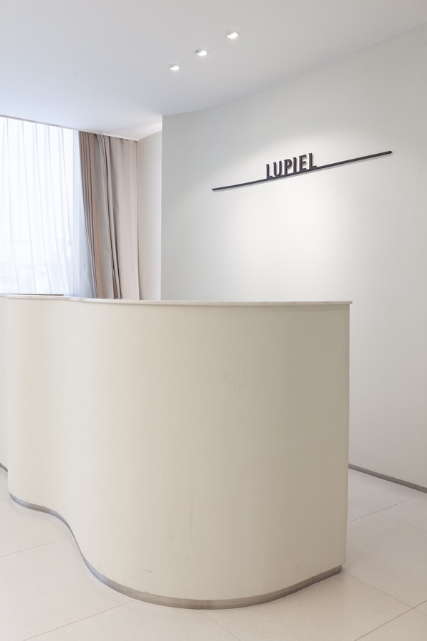 데스크와 LUPIEL 사인