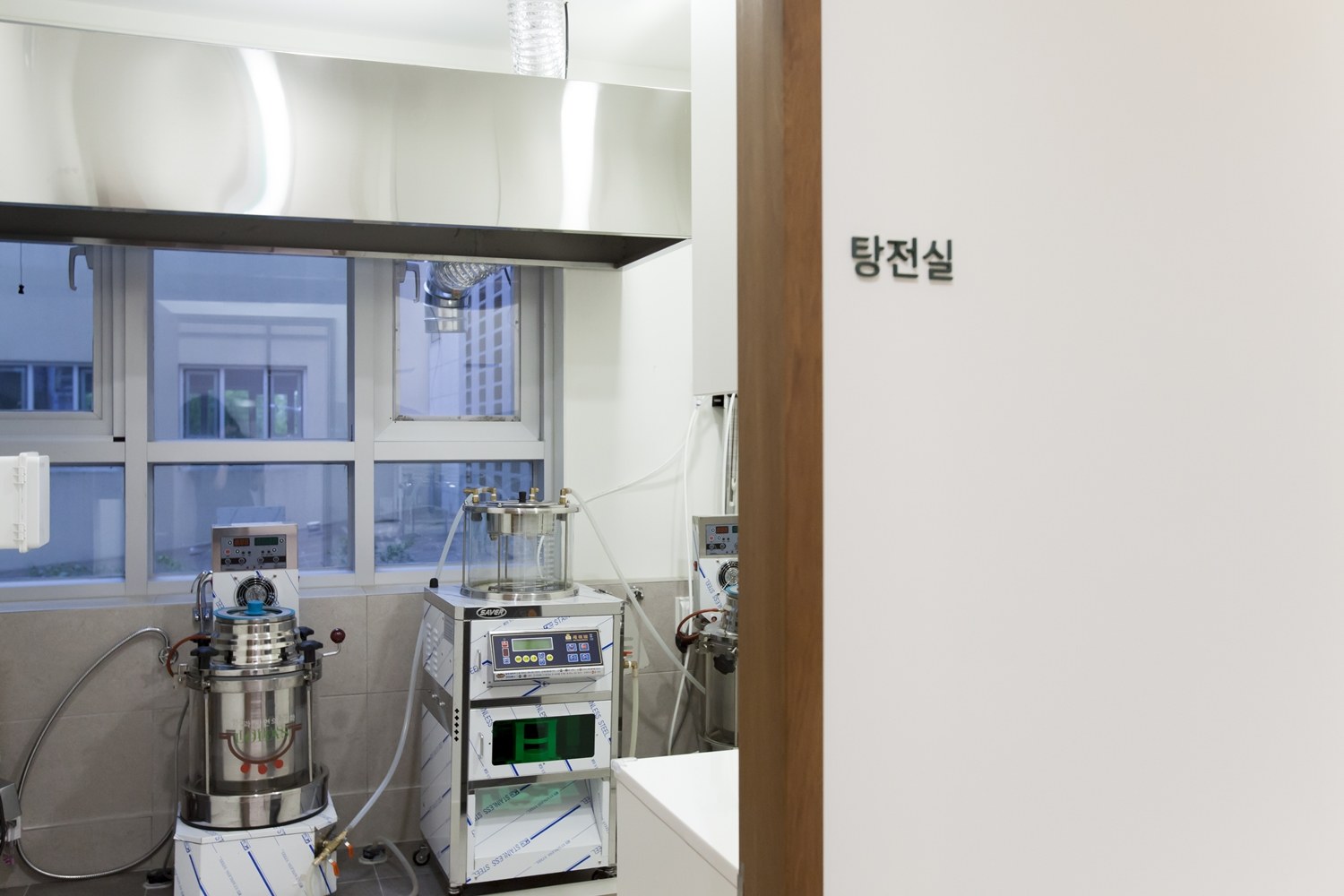 창가 쪽에 배치한 한의원 탕전실