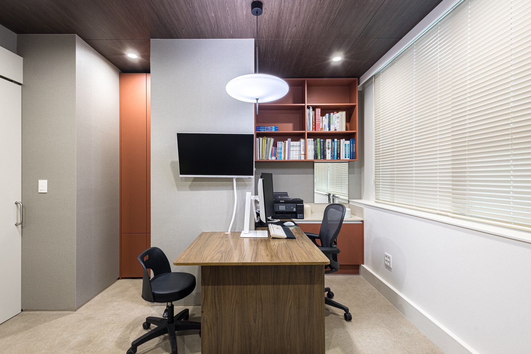 우드 천장과 책장을 둔 진료실